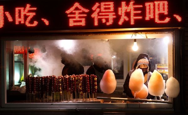 Người bán hàng rong bán bánh bông kem ở Trung Quốc, ảnh: Hjortur Valgeirsson.